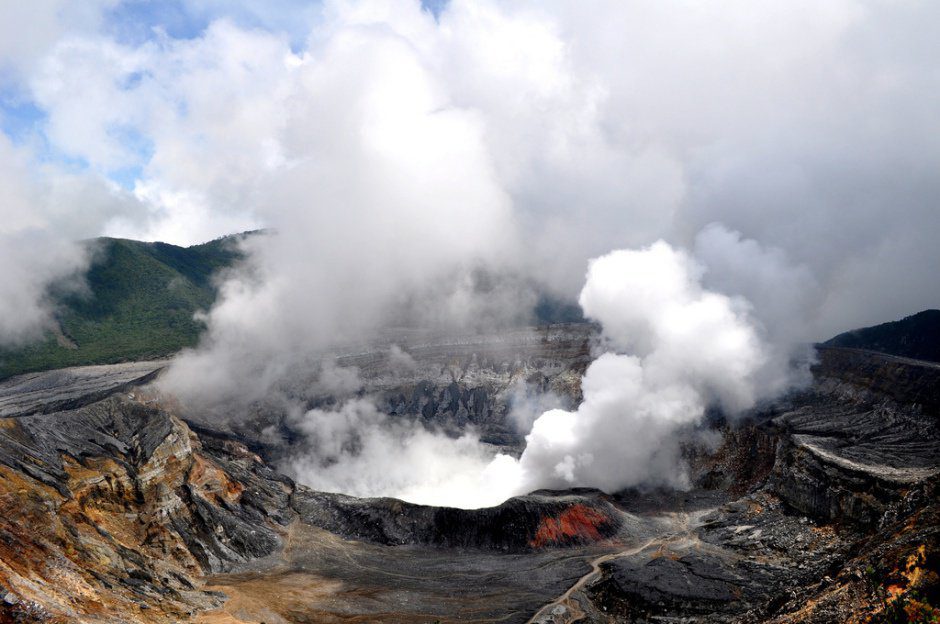 To travel to the heart of the Poas volcano